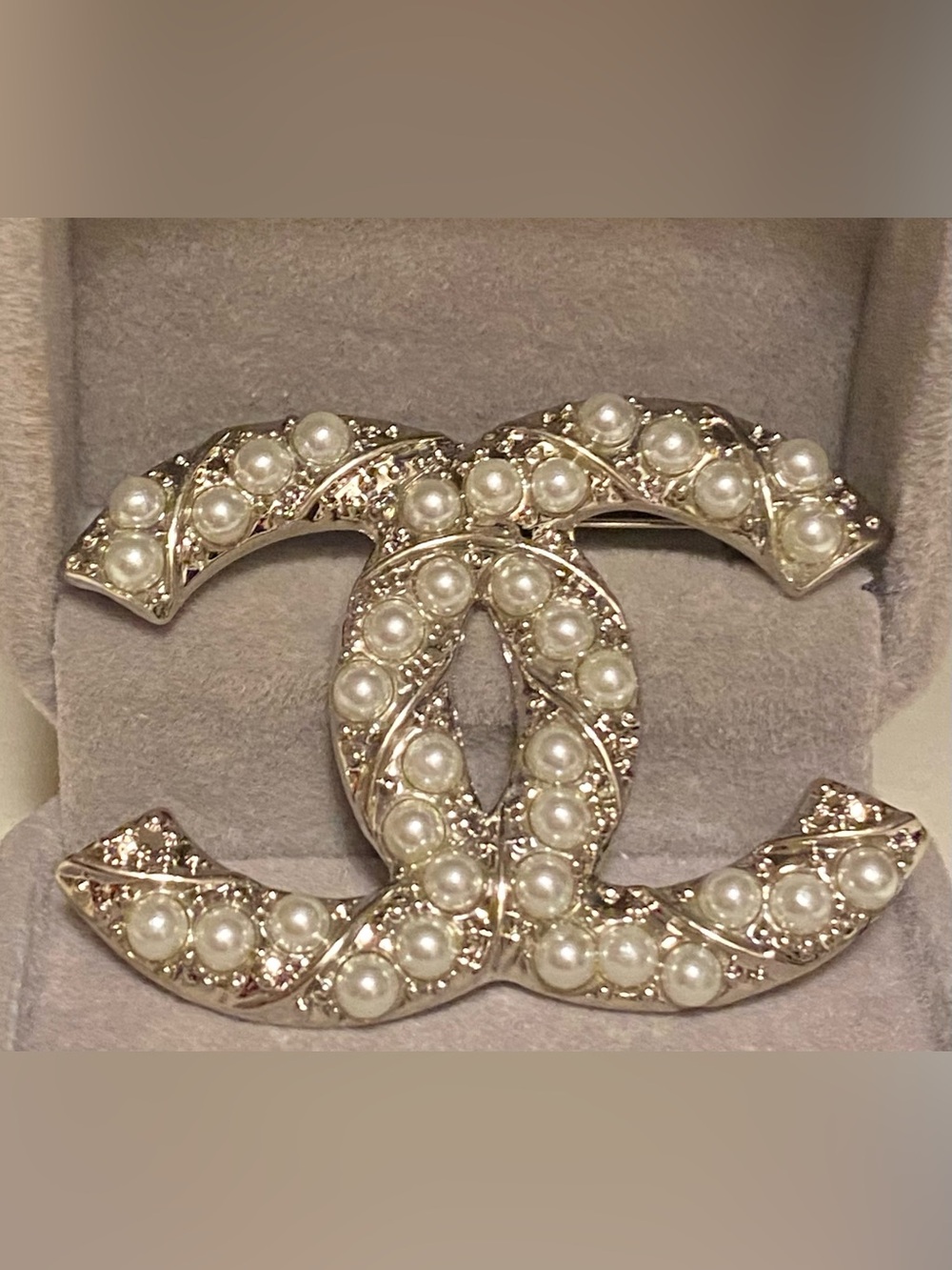 Fashion Jewelry Pearl-Embellished Silver-Tone Interlocking C-C Luxury Brooch